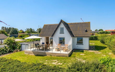 Alkmund - 100M from the Sea: Gebäude, Gras, Haus, Zuhause, Dach, Wohngebiet, Hütte, Die Architektur, Wolke, Grundstueck