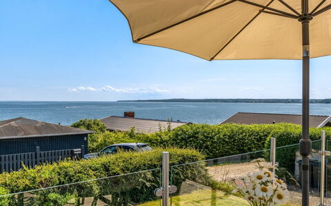 Alkmund - 100M from the Sea: Himmel, Meer, Schatten, Ozean, Küste, Regenschirm, Gartenmöbel, Stuhl, Tropen, Walkway