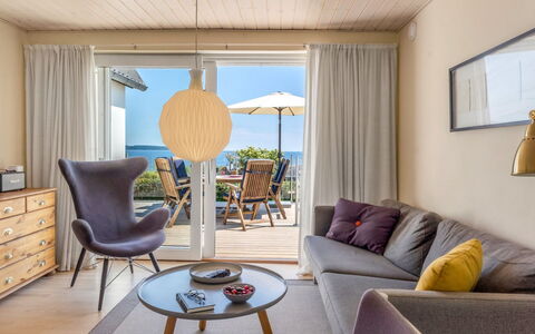 Alkmund - 100M from the Sea: Möbel, Interior Design, Holz, Flooring, Fussboden, Holzboden, Tabelle, Stuhl, Zuhause, Wohnzimmer