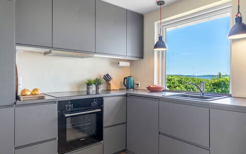 Alkmund - 100M from the Sea: Küche, Küchengerät, Cabinetry, Countertop, Major Appliance, Interior Design, Flooring, Holz, Haushaltsgerät, Herd