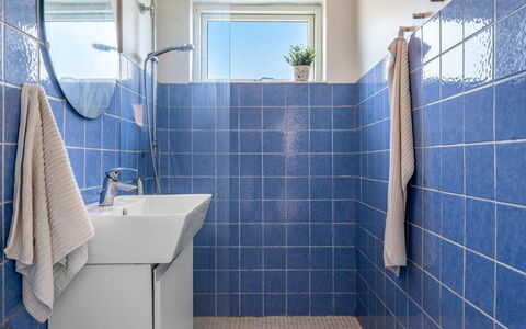 Alkmund - 100M from the Sea: Blau, Flooring, Badezimmer, Armatur, Fussboden, Fliese, Verbundwerkstoff, Installation, Toilette, Keramik