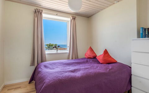 Alkmund - 100M from the Sea: Bett, Fussboden, Schlafzimmer, Flooring, Bettdecke, Interior Design, Holzboden, Holz, Bedding, Decke