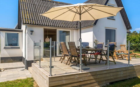 Alkmund - 100M from the Sea: Holz, Möbel, Deck, Gartenmöbel, Hartholz, Stuhl, Planke, Holzboden, Schatten, Veranda