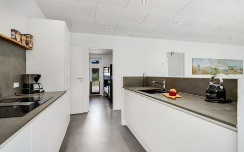 Øthi - 200M to the Fjord: Decke, Flooring, Interior Design, Küche, Fussboden, Countertop, Wohnung, Light Fixture, Major Appliance, Fliese