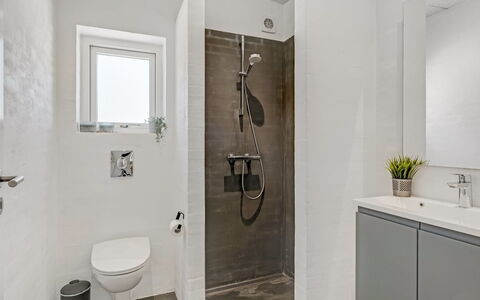 Øthi - 200M to the Fjord: Flooring, Fussboden, Armatur, Badezimmer, Interior Design, Badezimmerschrank, Installation, Decke, Toilette, Zapfhahn