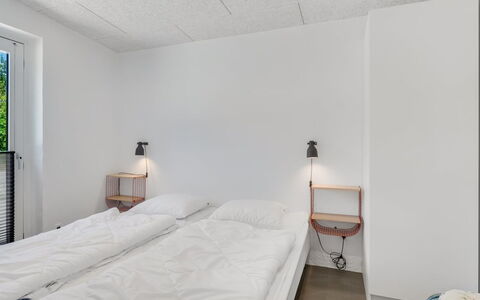Øthi - 200M to the Fjord: Wand, Decke, Interior Design, Flooring, Fussboden, Schlafzimmer, Zimmer, Bett, Wohnung, Bettrahmen