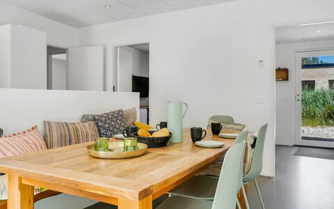 Øthi - 200M to the Fjord: Möbel, Interior Design, Flooring, Fussboden, Wand, Tabelle, Esszimmer, Holz, Küche & Esszimmer Tisch, Decke