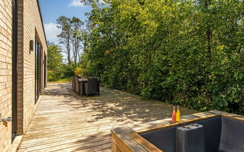 Øthi - 200M to the Fjord: Holz, Verbundwerkstoff, Hartholz, Deck, Planke, Holzbeize, Holzboden, Garten, Schatten, Eco Hotel
