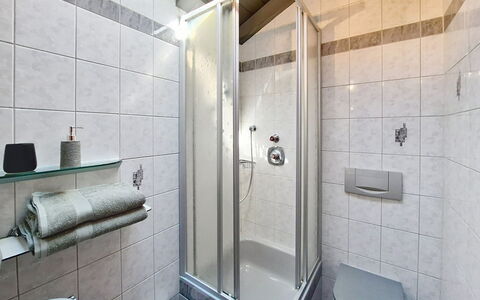 Vöstl: Armatur, Flooring, Interior Design, Fussboden, Badezimmer, Sinken, Zimmer, Installation, Zapfhahn, Decke