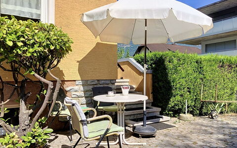 Cètici: Möbel, Regenschirm, Gartenmöbel, Stuhl, Tisch Im Freien, Schatten, Garten, Blumentopf, Terrasse, Zimmerpflanze