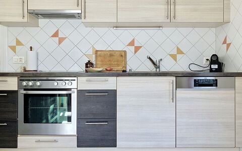 Cètici: Küche, Flooring, Fussboden, Cabinetry, Countertop, Verbundwerkstoff, Fliese, Küchengerät, Major Appliance