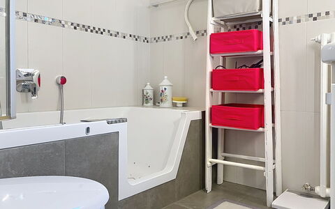 Cètici: Armatur, Flooring, Badezimmer, Fussboden, Interior Design, Installation, Badewanne, Zimmer, Fliese, Toilette