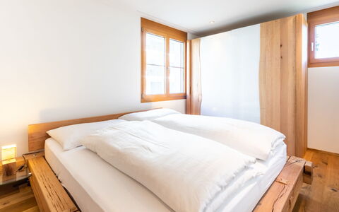 Taviarna Laax 3.6: Schlafzimmer, Bett, Holz, Bettdecke, Bedding, Fussboden, Interior Design, Flooring, Bettrahmen, Zuhause