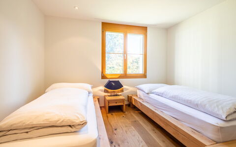 Taviarna Laax 3.6: Holz, Flooring, Fussboden, Interior Design, Bett, Schlafzimmer, Decke, Bettdecke, Bettrahmen, Bedding