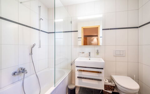 Taviarna Laax 3.6: Badezimmer, Interior Design, Armatur, Flooring, Fussboden, Zapfhahn, Sinken, Decke, Installation, Bad Sink