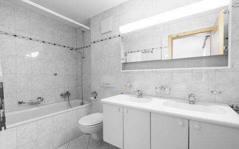 Val Mulin 8.2: Badezimmer, Flooring, Armatur, Interior Design, Fussboden, Sinken, Bad Sink, Zapfhahn, Decke, Installation