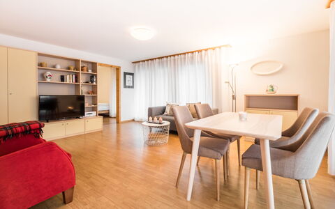 Val Mulin 8.2: Möbel, Interior Design, Flooring, Fussboden, Holz, Zimmer, Decke, Couch, Tabelle, Wohnzimmer
