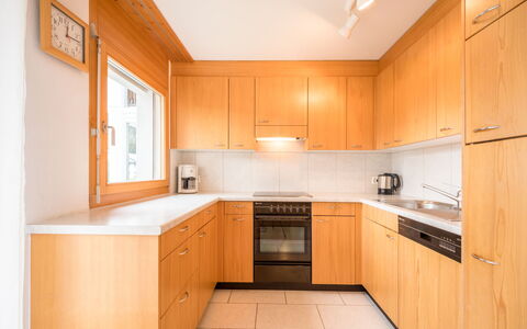 Val Mulin 8.2: Küche, Cabinetry, Countertop, Holz, Flooring, Interior Design, Küchengerät, Fussboden, Sinken, Major Appliance