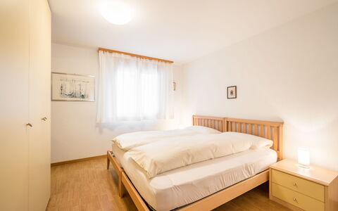 Val Mulin 8.2: Bett, Schlafzimmer, Interior Design, Möbel, Holz, Bettdecke, Bedding, Zimmer, Fussboden, Decke