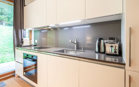 Cuolm Liung Apt. 52: Küche, Küchengerät, Countertop, Interior Design, Major Appliance, Holz, Cabinetry, Flooring, Haushaltsgerät, Spüle