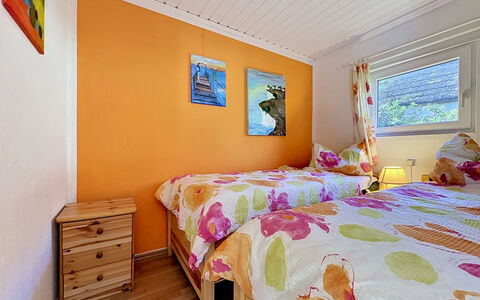 Wiek 200: Schlafzimmer, Gelb, Zuhause, Bettdecke, Interior Design, Bett, Bedding, Hütte, Bettrahmen, Decke