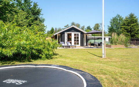 Lagho - 400M from the Sea: Gras, Rasen, Garten, Hütte, Garten, Gartenbauten, Schatten, Hinterhof, Landscaping, Park