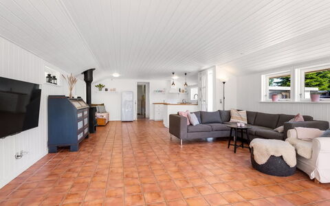 Lagho - 400M from the Sea: Holz, Flooring, Fussboden, Decke, Holzboden, Hartholz, Couch, Holzbeize, Wohnzimmer