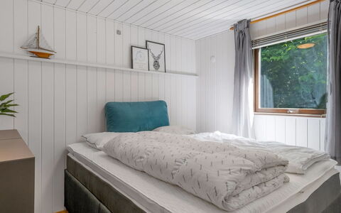 Gustava - 10Km from the Sea: Interior Design, Schlafzimmer, Flooring, Bett, Holz, Fussboden, Bettdecke, Decke, Bedding, Zimmer