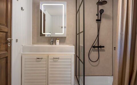 Gustava - 10Km from the Sea: Flooring, Interior Design, Wand, Armatur, Fussboden, Holz, Sinken, Badezimmer, Zapfhahn, Installation