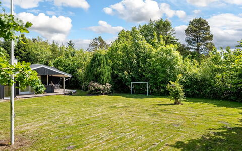Gustava - 10Km from the Sea: Baum, Gras, Strauch, Garten, Grundstueck, Schatten, Rasen, Landscaping, Park, Garten