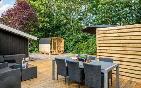 Gustava - 10Km from the Sea: Holz, Gartenmöbel, Garten, Schatten, Hinterhof, Deck, Stuhl, Hartholz, Tisch Im Freien, Terrasse