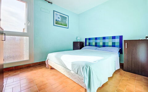 L'Acropole: Interior Design, Fussboden, Flooring, Zimmer, Schlafzimmer, Bett, Wohnung, Decke, Bedding, Bettdecke