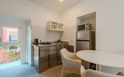 Via Monte Brione: Interior Design, Flooring, Fussboden, Zimmer, Wohnung, Decke, Küche, Stuhl, Countertop, Cabinetry