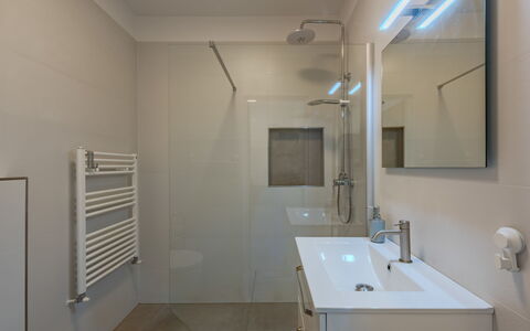Via Monte Brione: Flooring, Interior Design, Wand, Fussboden, Badezimmer, Armatur, Decke, Beleuchtung, Installation, Bad Sink
