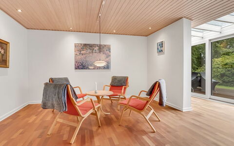 Floria - 500M from the Sea: Flooring, Holzboden, Fussboden, Interior Design, Holz, Decke, Möbel, Laminatboden, Hartholz, Bilderrahmen