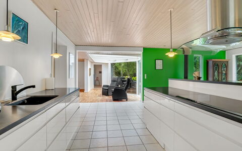 Floria - 500M from the Sea: Interior Design, Flooring, Küche, Decke, Fussboden, Countertop, Möbel, Light Fixture, Zuhause, Cabinetry