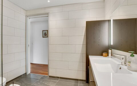 Floria - 500M from the Sea: Flooring, Wand, Fussboden, Interior Design, Holz, Decke, Badezimmer, Armatur, Beleuchtung, Badezimmerschrank