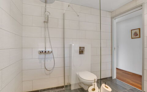 Floria - 500M from the Sea: Flooring, Wand, Fussboden, Interior Design, Armatur, Badezimmer, Decke, Fliese, Toilette, Installation