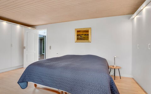Floria - 500M from the Sea: Interior Design, Flooring, Fussboden, Holz, Holzboden, Möbel, Decke, Schlafzimmer, Bett, Zimmer