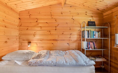 Floria - 500M from the Sea: Holz, Decke, Interior Design, Fussboden, Flooring, Möbel, Beleuchtung, Schlafzimmer, Zimmer, Bett