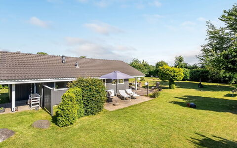Kristanna - 1.2Km from the Sea: Haus, Dach, Zuhause, Hütte, Rasen, Estate, Schatten, Bauernhaus, Garten, Landscaping