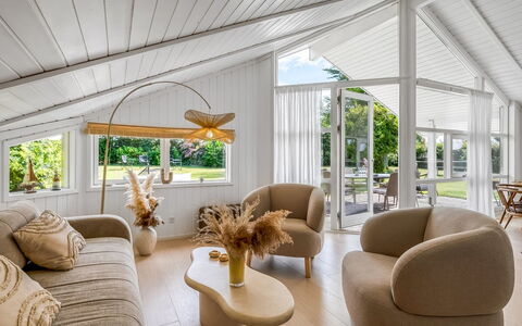 Kristanna - 1.2Km from the Sea: Interior Design, Möbel, Decke, Flooring, Beleuchtung, Fussboden, Zuhause, Stuhl, Couch, Wohnzimmer