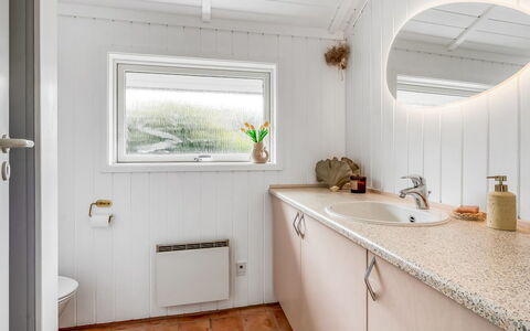 Kristanna - 1.2Km from the Sea: Armatur, Flooring, Zapfhahn, Installation, Fussboden, Badezimmer, Sinken, Decke, Bad Sink, Fliese