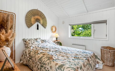 Kristanna - 1.2Km from the Sea: Schlafzimmer, Holz, Interior Design, Bett, Bettdecke, Bedding, Decke, Möbel, Linens, Flooring