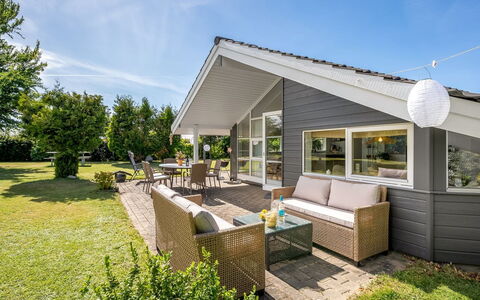 Kristanna - 1.2Km from the Sea: Zuhause, Hütte, Estate, Veranda, Abstellgleis, Schatten, Rasen, Garten, Garten, Resort