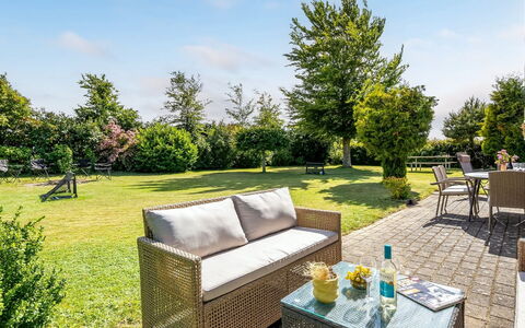Kristanna - 1.2Km from the Sea: Möbel, Gartenmöbel, Strauch, Garten, Stuhl, Tabelle, Grundstueck, Tisch Im Freien, Schatten, Rasen