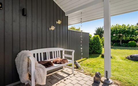 Kristanna - 1.2Km from the Sea: Holz, Flooring, Fussboden, Planke, Hartholz, Schatten, Holzbeize, Garten, Holzboden, Hinterhof
