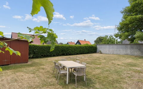 Toivo - 300M from the Sea: Grundstueck, Garten, Rasen, Hinterhof, Schatten, Garten, Landscaping, Hütte, Bauernhaus, Estate