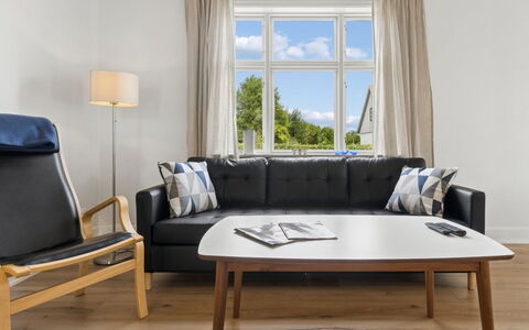Toivo - 300M from the Sea: Möbel, Interior Design, Flooring, Fussboden, Couch, Holz, Tabelle, Holzboden, Wohnzimmer, Zimmer