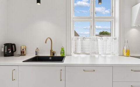 Toivo - 300M from the Sea: Interior Design, Küche, Countertop, Flooring, Cabinetry, Armatur, Zuhause, Light Fixture, Beleuchtung, Möbel